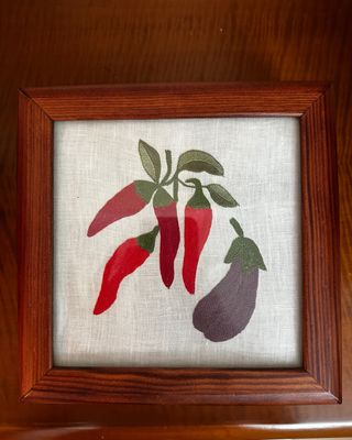 Servilletero madera bordado pimientos y berenjena