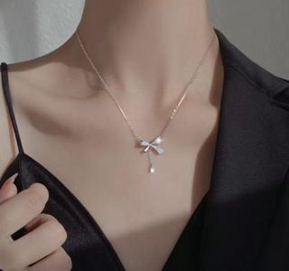 Collar plata con colgante de lazo y perla