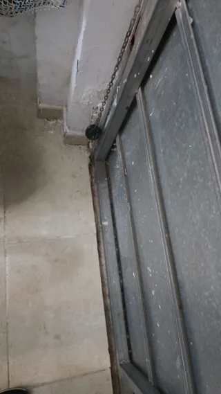 Puerta de garaje metálica gris