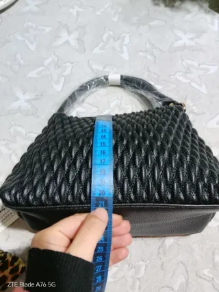 Borsetta nera con foulard e tracolla