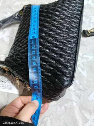 Borsetta nera con foulard e tracolla