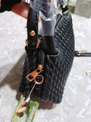 Borsetta nera con foulard e tracolla