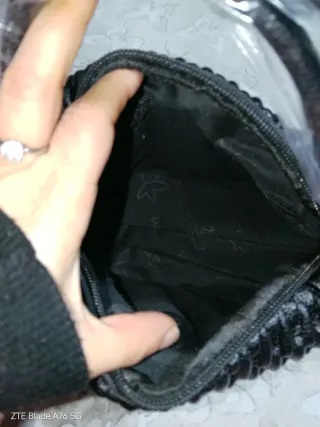 Borsetta nera con foulard e tracolla