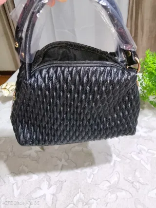 Borsetta nera con foulard e tracolla