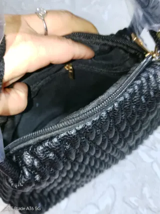 Borsetta nera con foulard e tracolla