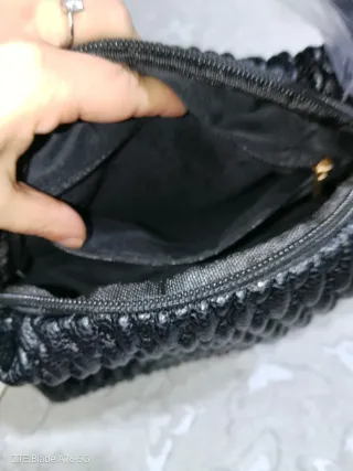 Borsetta nera con foulard e tracolla