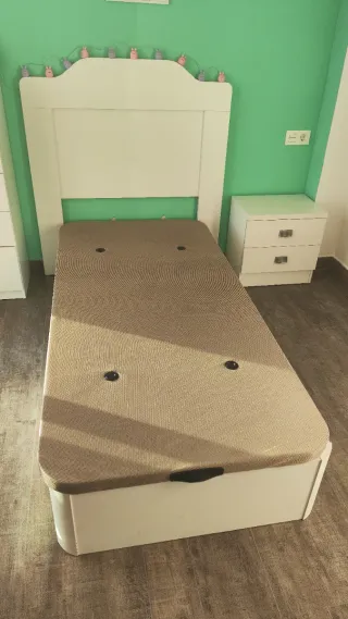 Dormitorio juvenil blanco canapé , mesita,cabecero