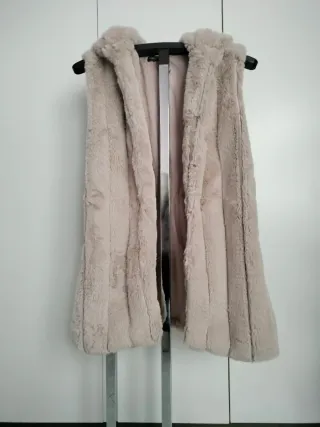 Chaleco de pelo beige con capucha