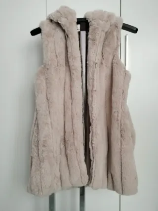 Chaleco de pelo beige con capucha