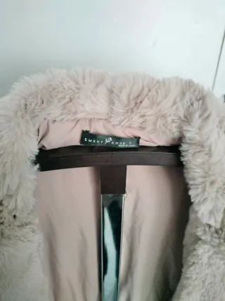 Chaleco de pelo beige con capucha