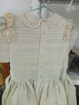 Vestido de comunión beige con flores