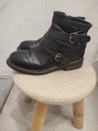 Stivali neri in vera pelle con fibbie