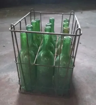 Antigua caja jaula metálica para botellas