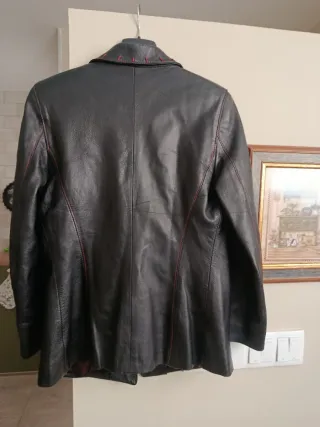 Chaqueta de piel negra con pespuntes rojos