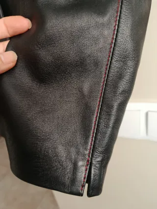 Chaqueta de piel negra con pespuntes rojos