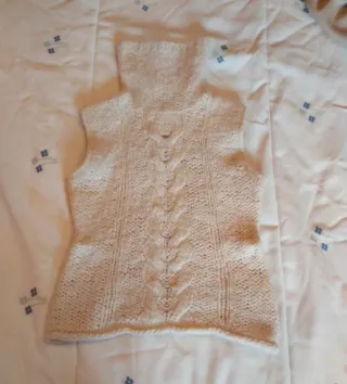 Chaleco de punto beige con cuello alto