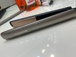 Plancha de pelo Remington Beige y Plateada