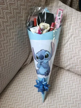 Cono de regalo con maquillaje y peluche