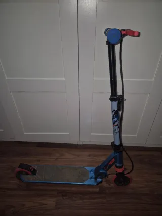 Patinete azul y rojo