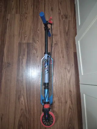 Patinete azul y rojo