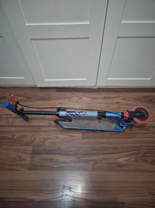 Patinete azul y rojo