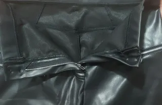 Pantalones efecto piel negros