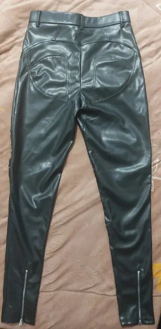 Pantalones efecto piel negros