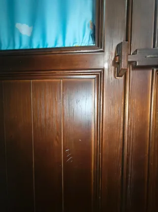 Lote Armario Colonial Madera y mueble auxiliar . L