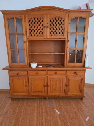 Vitrina de madera de pino con puertas de cristal
