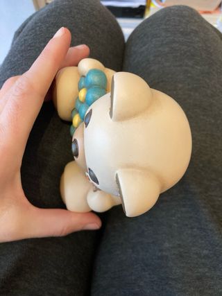 Orsetto Teddy Thun con fiori azzurri e farfalla