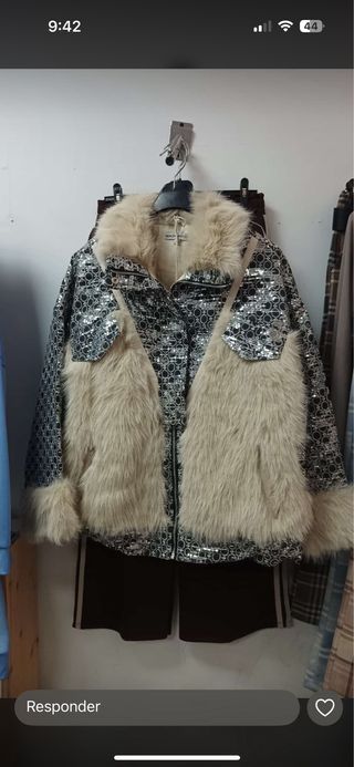 Chaqueta plateada y beige con pelo