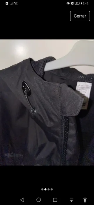 Cortavientos negro con capucha