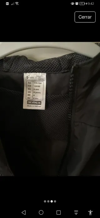 Cortavientos negro con capucha