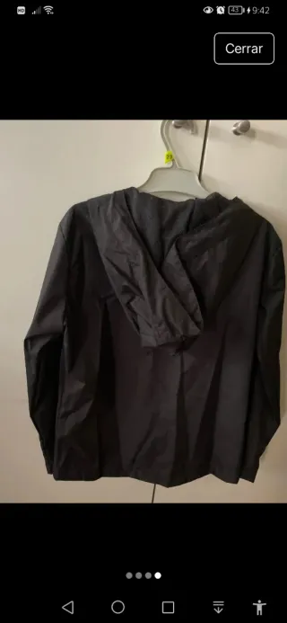 Cortavientos negro con capucha