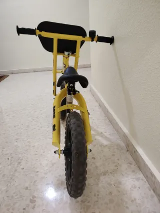 Bicicleta de equilibrio amarilla para niños