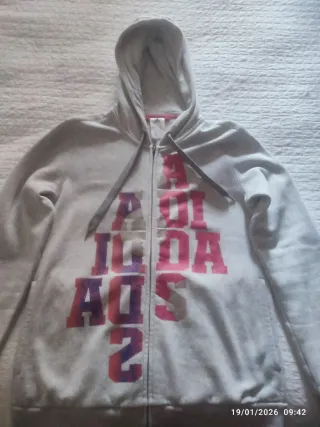 Chaqueta Adidas gris y rosa chica joven