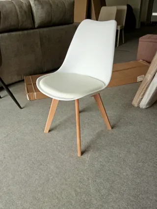 Conjunto de 4 sillas blancas y madera