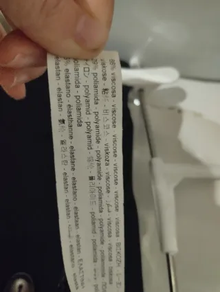 Falda tubo negra con botones