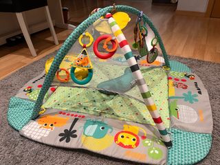 Gimnasio para bebés con arco y juguetes