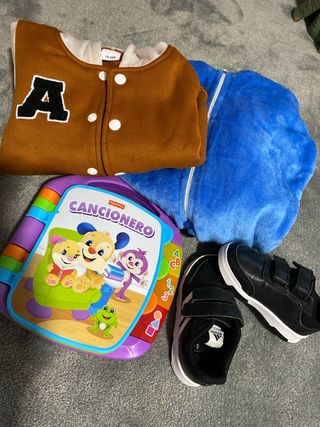 Lote Ropa Bebé: Chaqueta, Pijama, Zapatos y Juguet