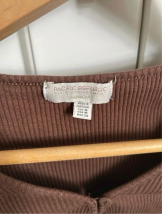 Top marrón manga larga con botones