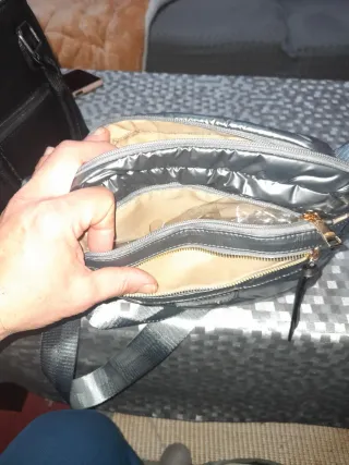 Bolso plateado acolchado