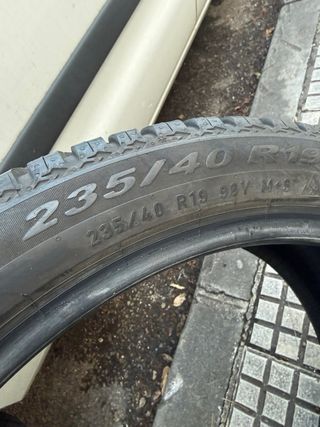 Neumáticos Pirelli 235/40/19 98Y
