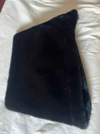 Cuello pelo sintético azul oscuro