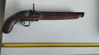 Pistola antigua de madera y metal