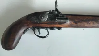 Pistola antigua de madera y metal