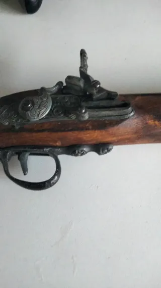 Pistola antigua de madera y metal