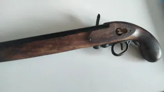 Pistola antigua de madera y metal