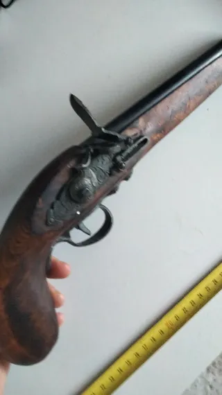 Pistola antigua de madera y metal