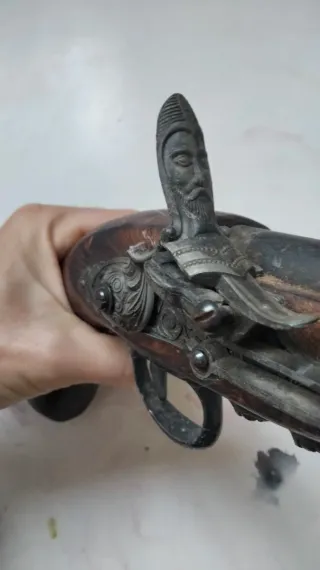 Pistola antigua de madera y metal